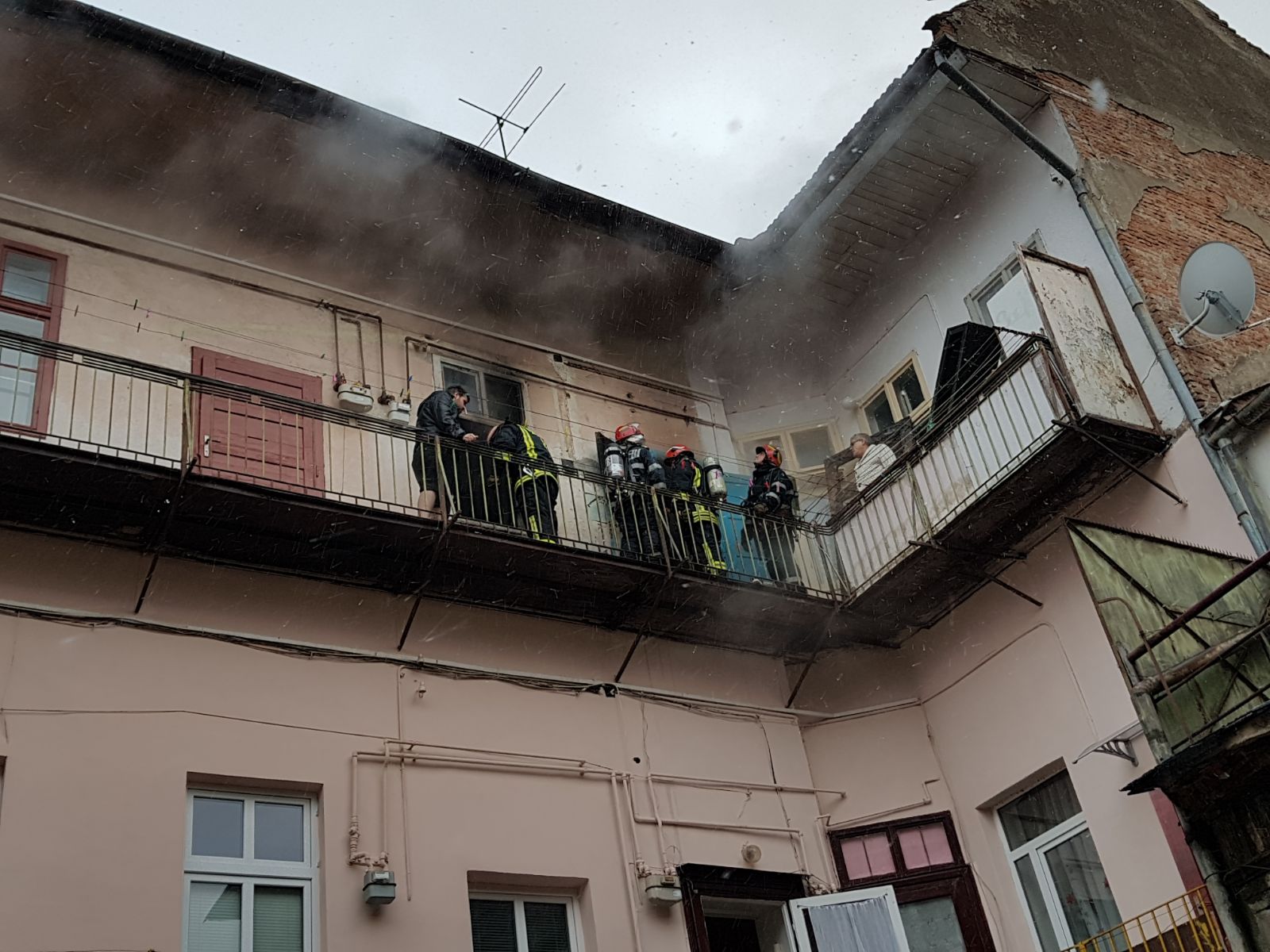 Un bărbat a murit carbonizat în urma unui incendiu în Brașov. A adormit cu lumânarea aprinsă/ FOTO