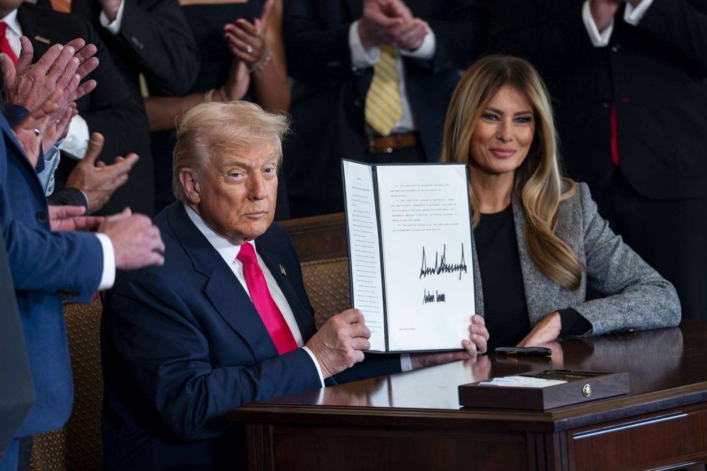 Melania Trump a semnat un ordin executiv alături de Donald Trump