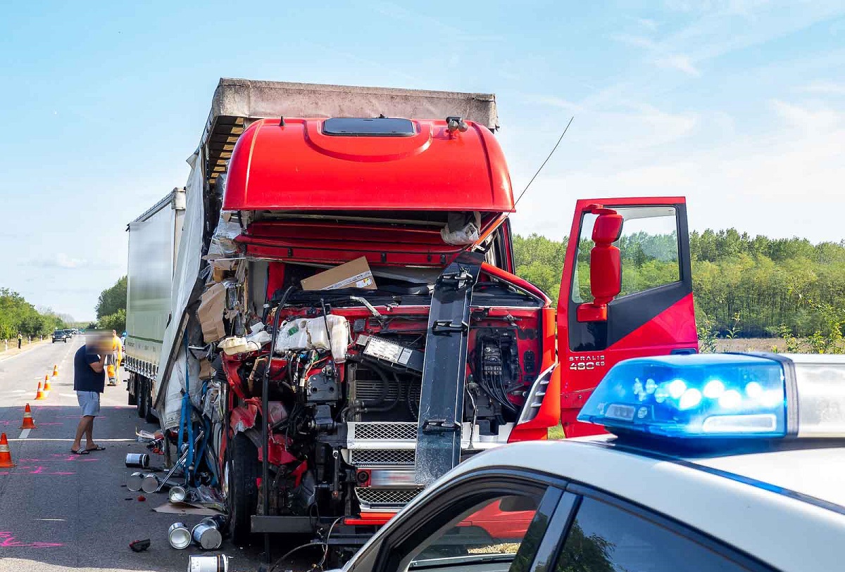 Șofer român de TIR, scăpat miraculos cu viață dintr-un accident violent. Cabina a fost distrusă complet pe o autostradă din Ungaria
