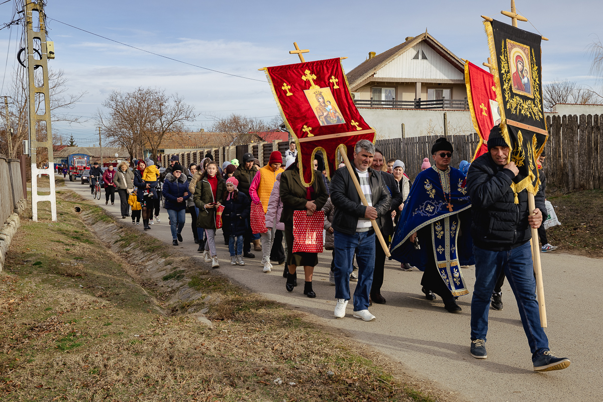REPORTAJ Boboteaza pe malul Dunării, în comuna Ostrov: procesiune la debarcader, concurs de prins crucea și curse de cai