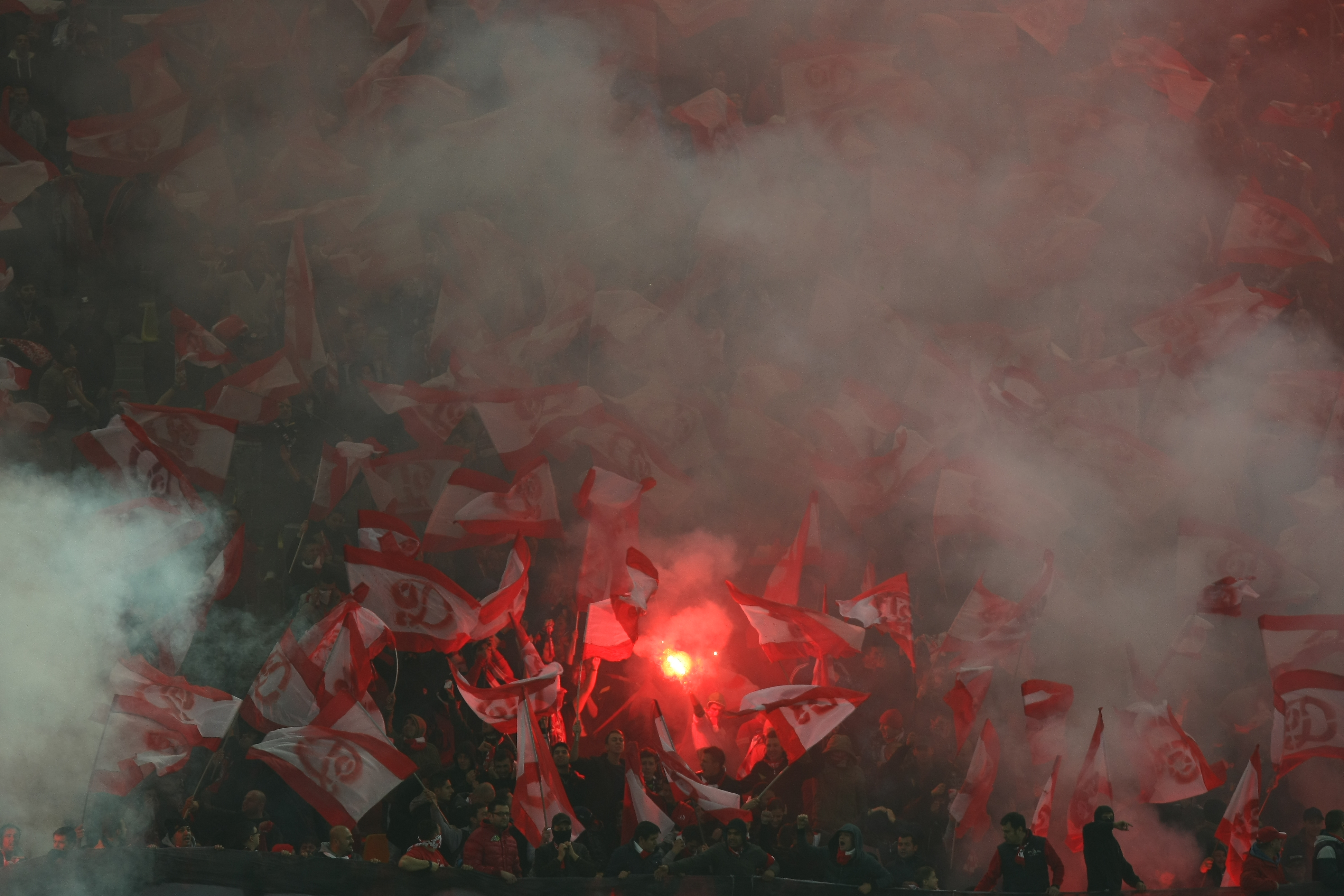 GALERIE FOTO&VIDEO / Atmosferă incendiară la derby. Coregrafii spectaculoase ale celor două galerii