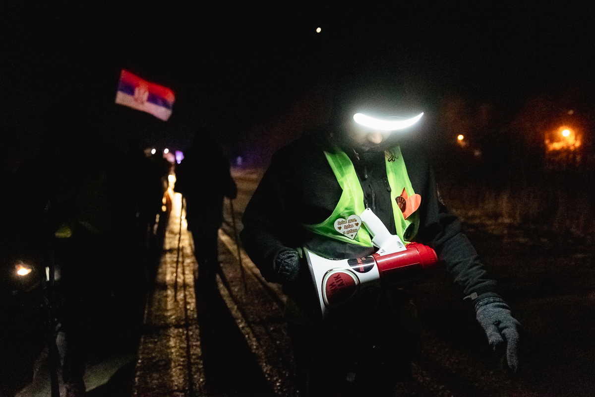 Cum protestează studenții sârbi prin marș și de ce strigă numele Laurei Kovesi