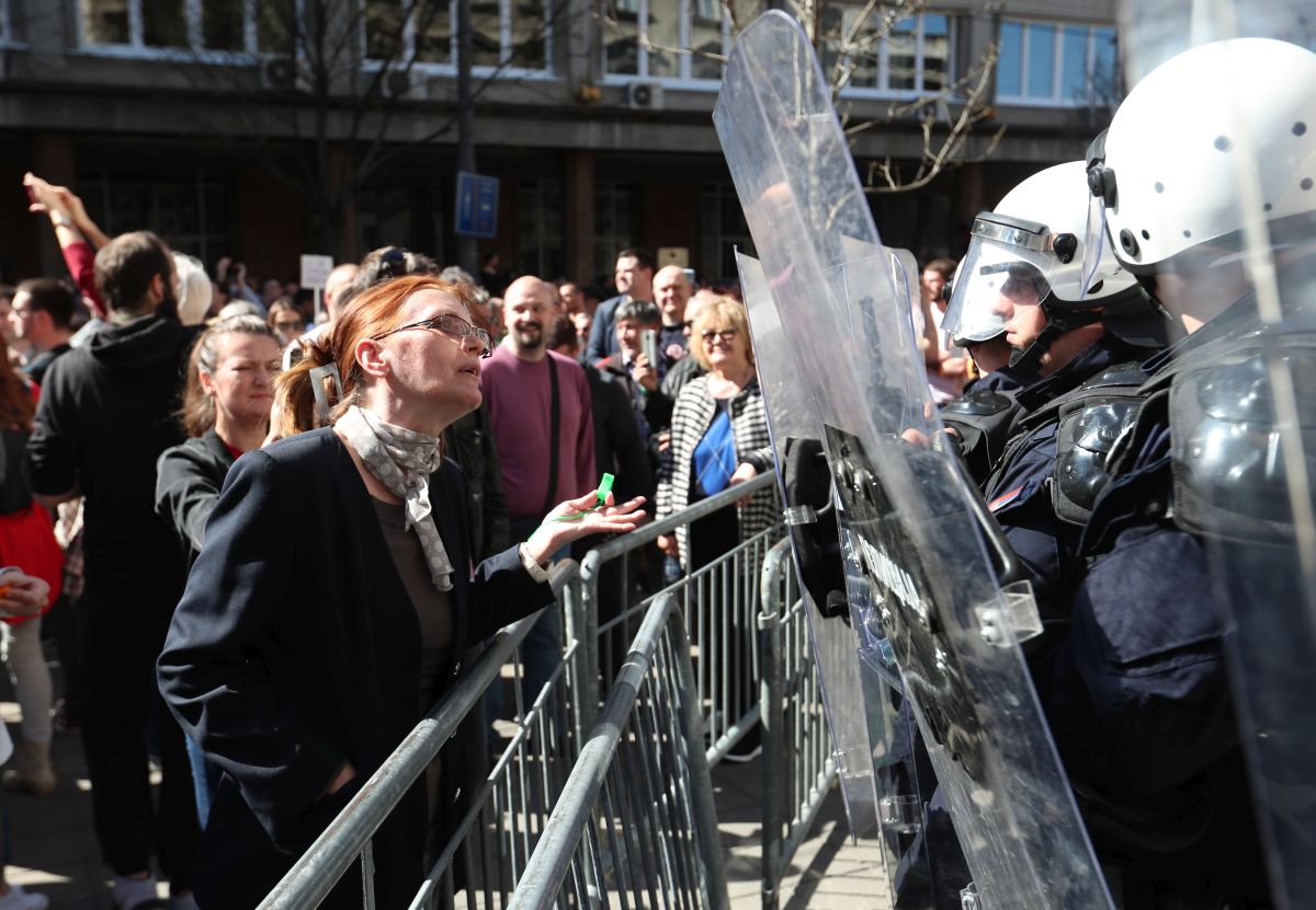 FOTO | Proteste de amploare în Serbia. Manifestanții au încercat să pătrundă în reședința președintelui Aleksandar Vucic