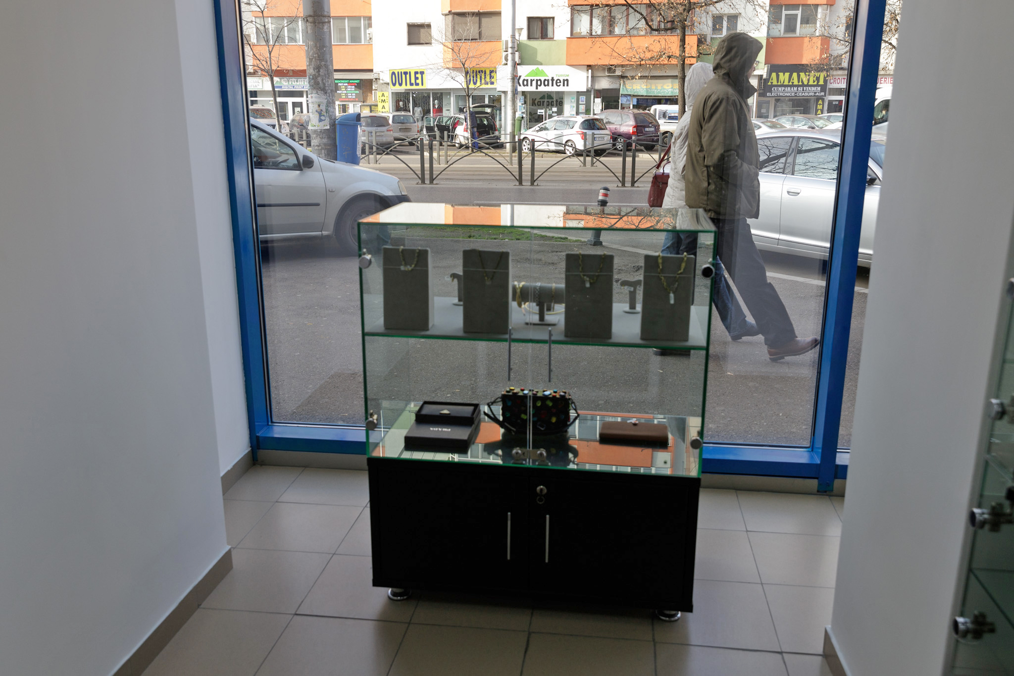 Casele de amanet de lux au devenit „un fel de bancă” sau „magazine outlet”: oamenii vând aici de la genți Gucci la Rolexuri și mașini  