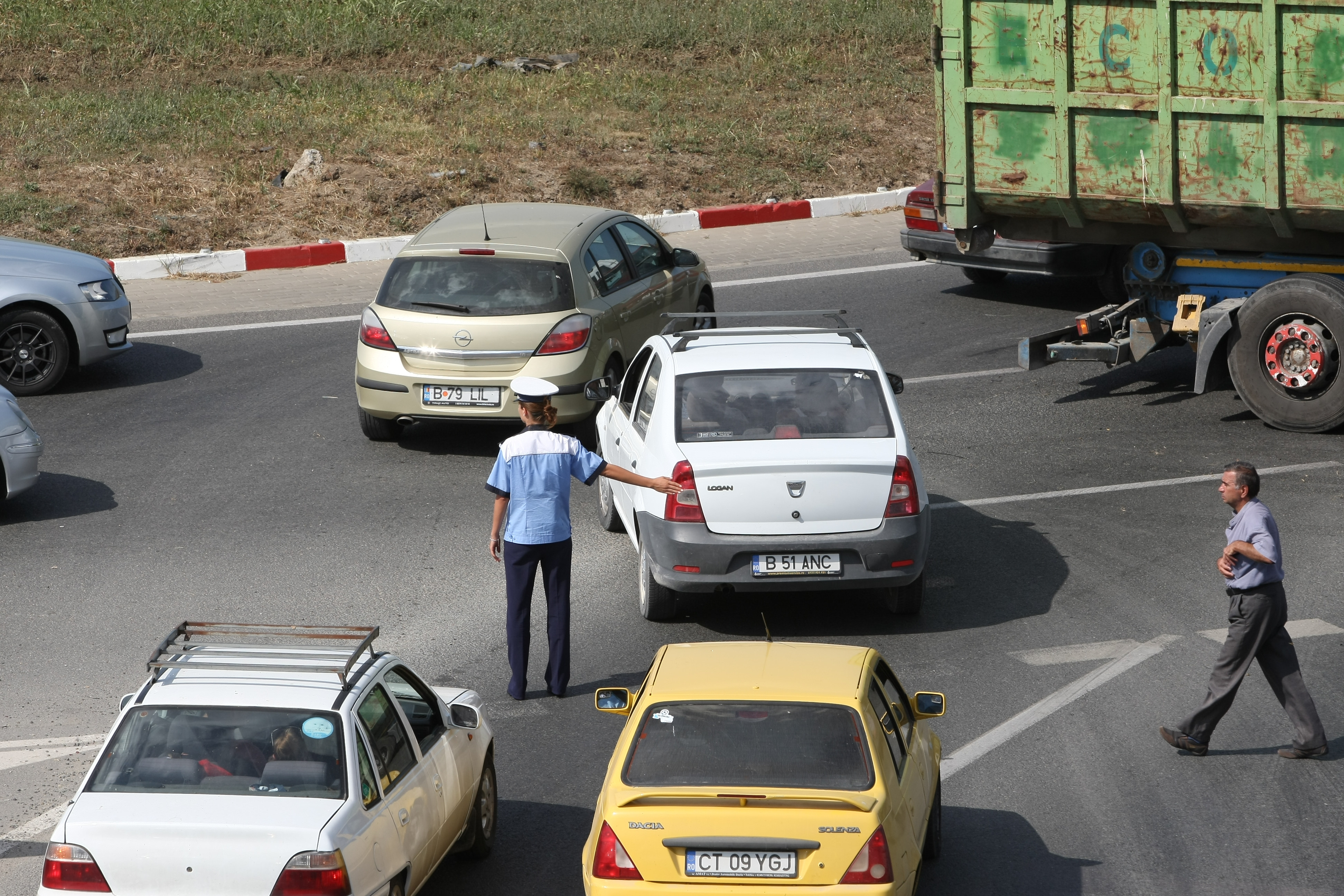 Haos pe Podul Agigea, după ce un TIR s-a răsturnat pe șosea