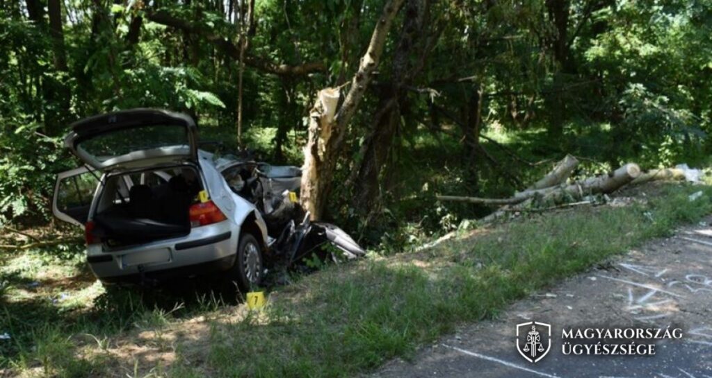 Tragédia Debrecen közelében: kanyarban próbált előzni a sofőr, de kisodródott, az utasa nem élte túl