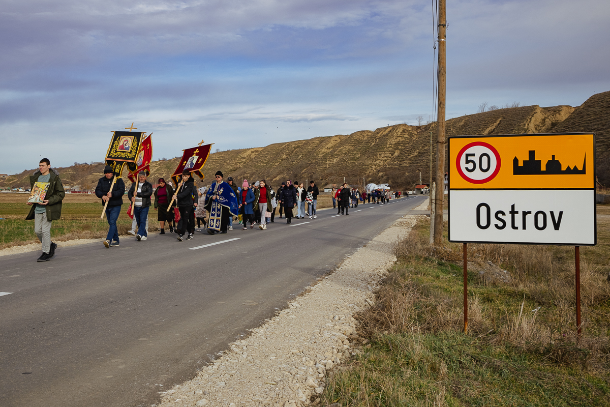 REPORTAJ Boboteaza pe malul Dunării, în comuna Ostrov: procesiune la debarcader, concurs de prins crucea și curse de cai