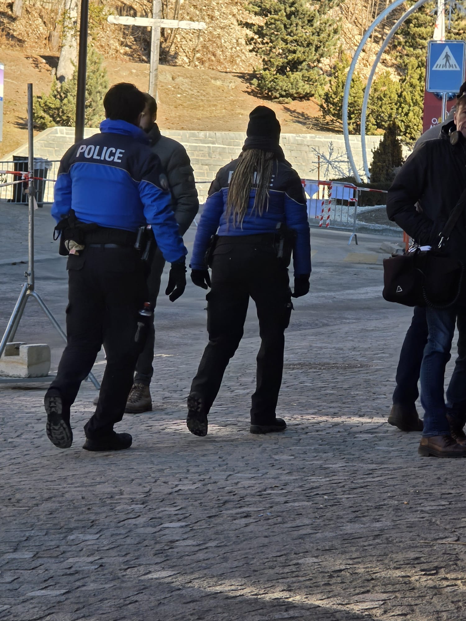 Un jurnalist român relatează pentru Libertatea de la Crans-Montana, după tragedie: „Dacă tragi aer în piept, simți încă mirosul de fum și ars”
