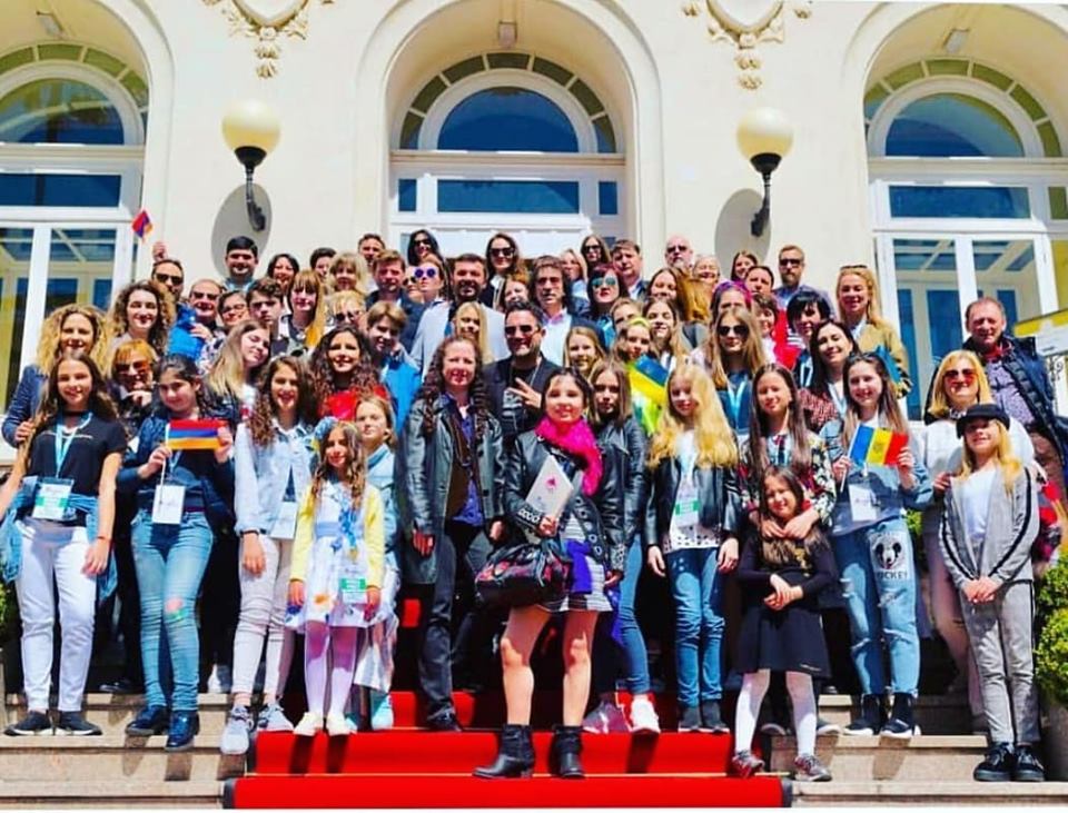O fetiță din România, premiată la Festivalul San Remo Junior. A impresionat cu o melodie din repertoriul lui Charles Aznavour | FOTO & VIDEO