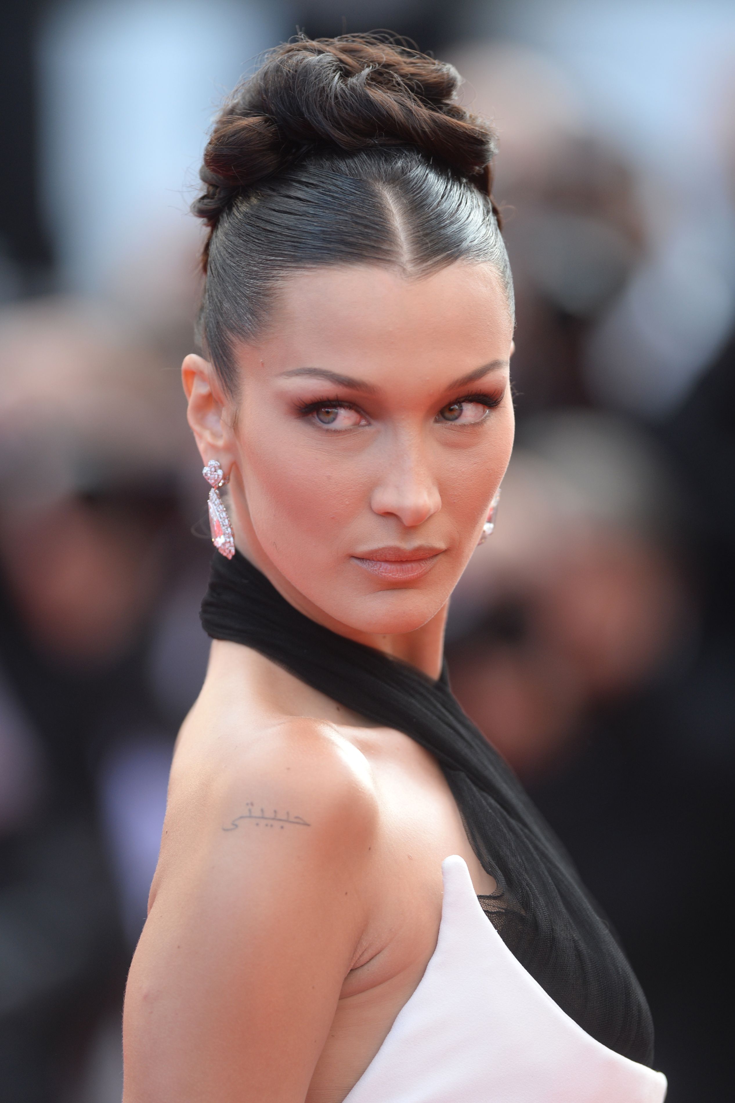 Bella Hadid și-a făcut prima operație estetică la 14 ani. Neagă că ar mai avea alte intervenții: „Haideți să punem capăt acestor speculații”