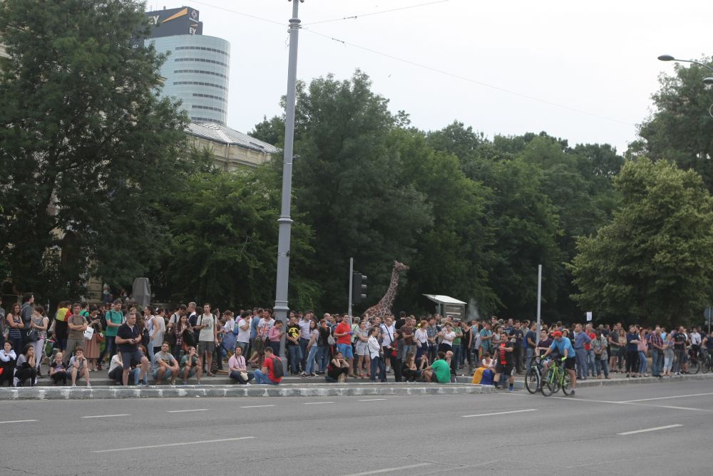 FOTO&VIDEO/ Câteva mii de persoane au protestat în Piața Victoriei, joi seară