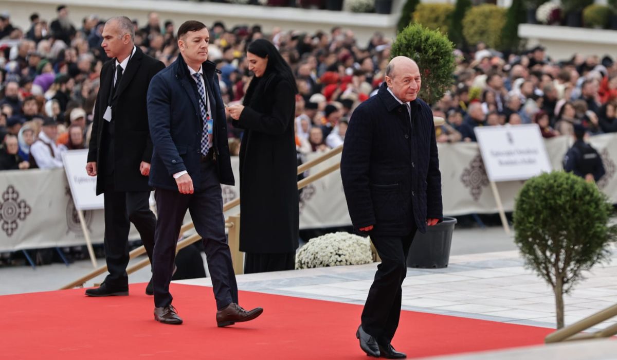 Ceremonia de sfințire a picturii Catedralei Mântuirii Neamului. Peste 12.500 de oameni, printre care Nicușor Dan, Ilie Bolojan, Traian Băsescu și Emil Constantinescu, au fost martori la citirea actului de sfințire