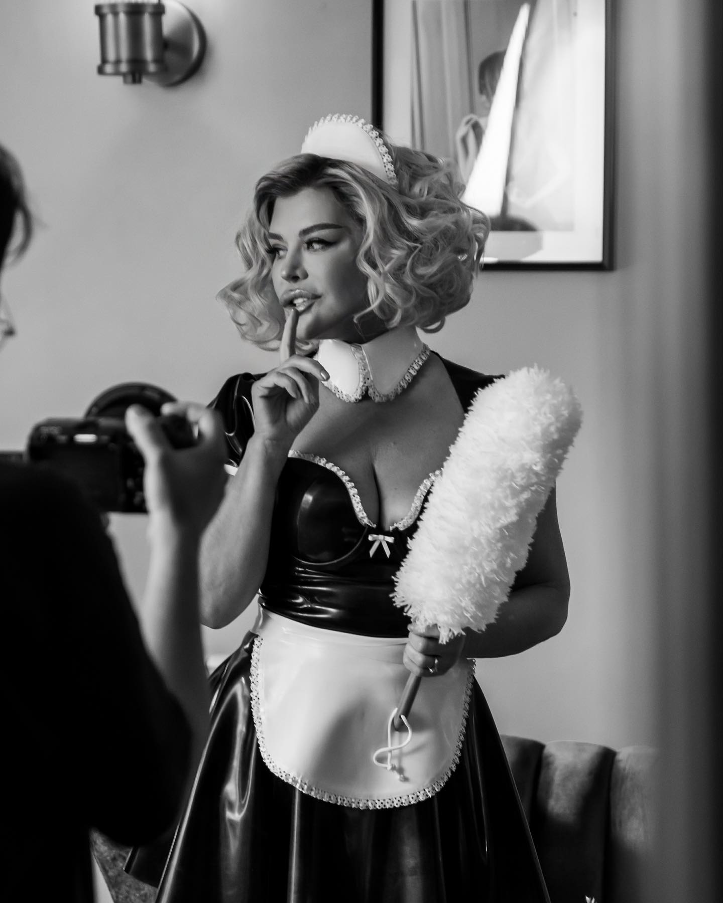 Loredana Groza, transformată în cameristă în videoclipul melodiei „Mister Amor”. În ce ipostaze apare alături de Shift