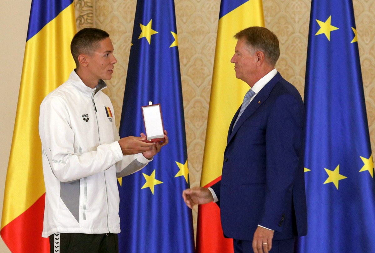David Popovici, decorat de Klaus Iohannis cu gradul de „cavaler”: „Rezultatele obligă autoritățile să facă din sport o prioritate”