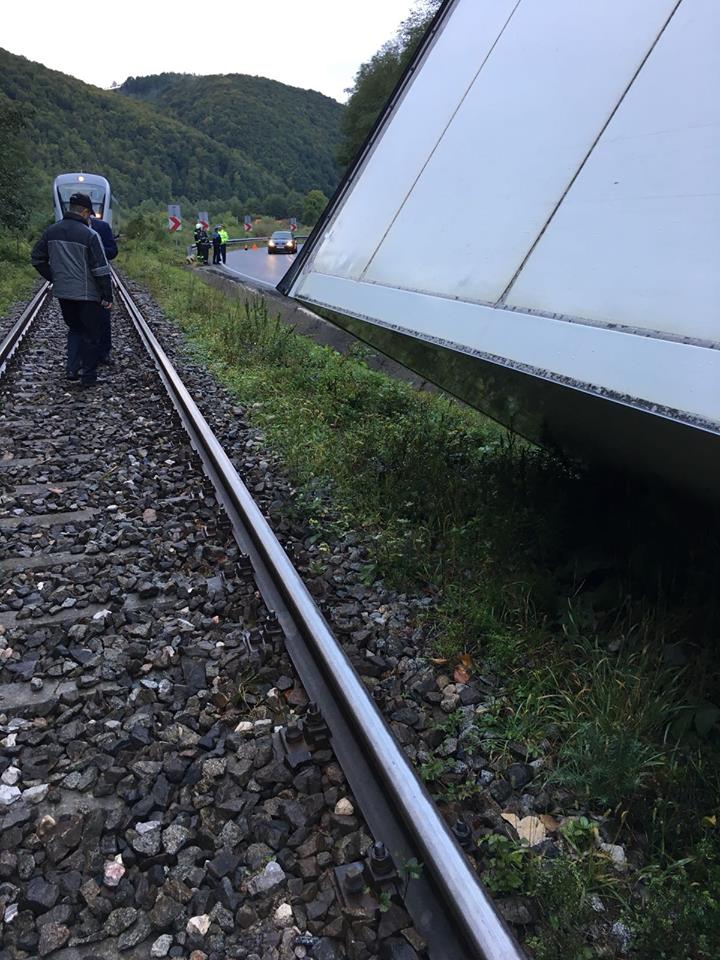 UPDATE: Călătorii din trenul Cluj-Oradea, blocat din cauza unui camion răsturnat pe calea ferată, transbordați