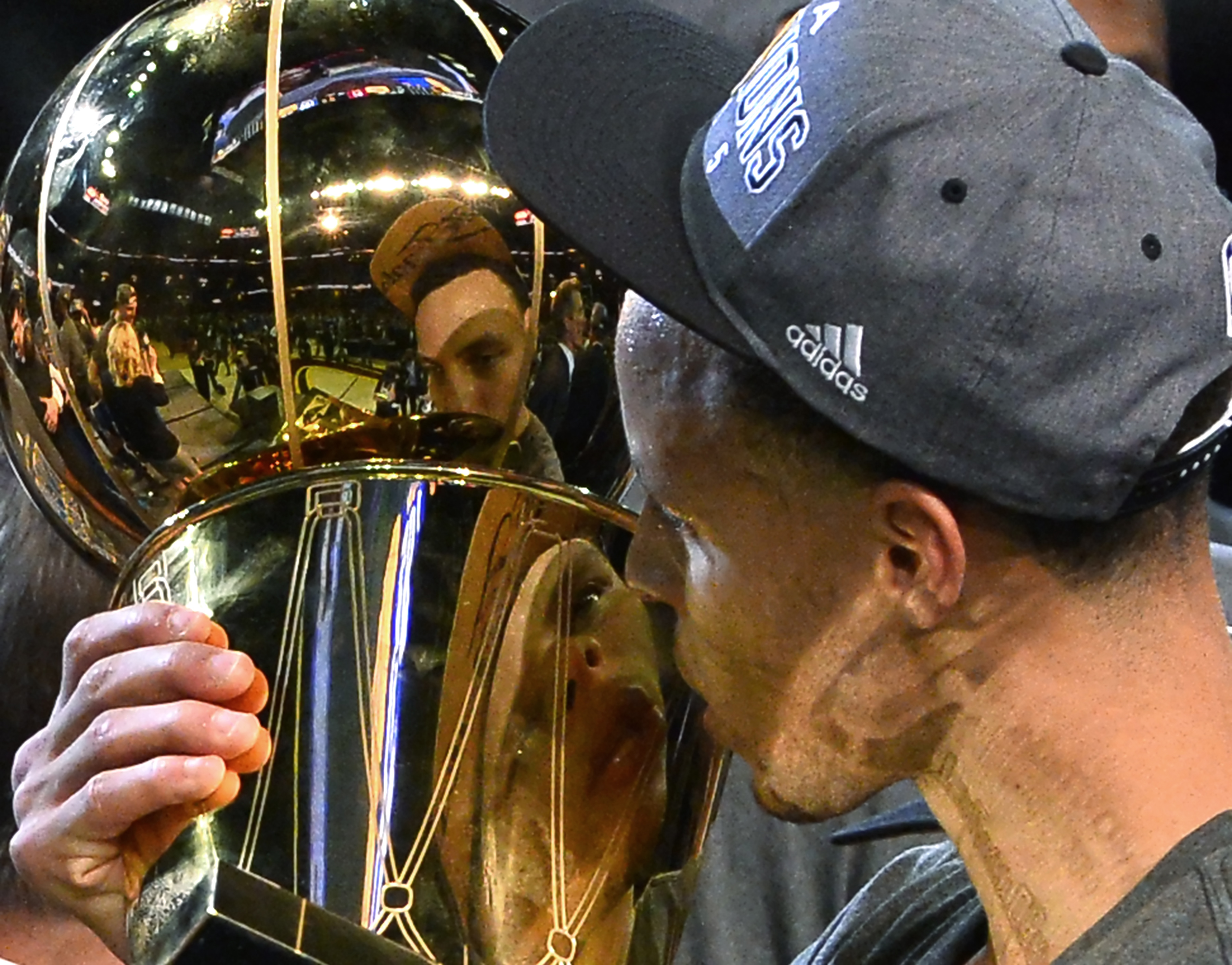 Stephen Curry l-a bătut pe LeBron James. ^Golden State Warrios e noua campioană NBA