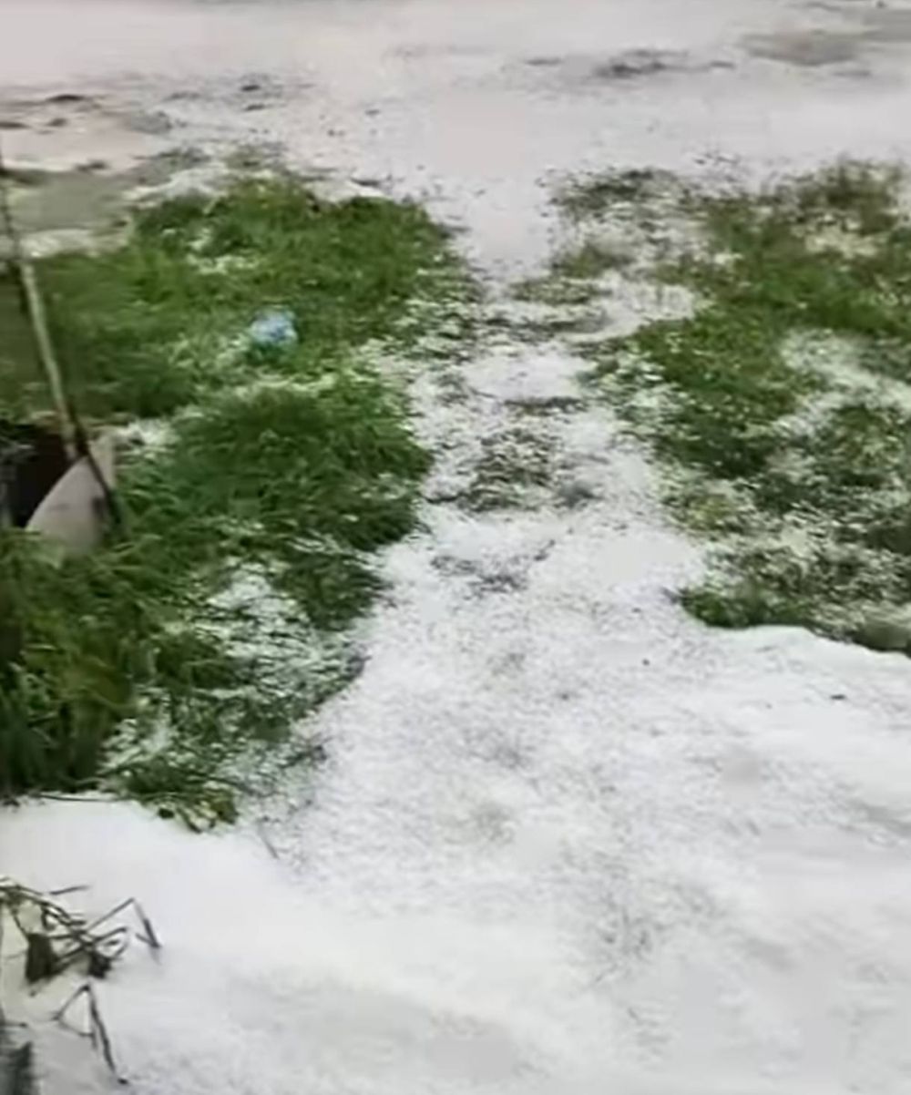 Grindina a făcut prăpăd în România. Imagini cu străzi inundate și curți acoperite cu un strat mare de gheață | Video