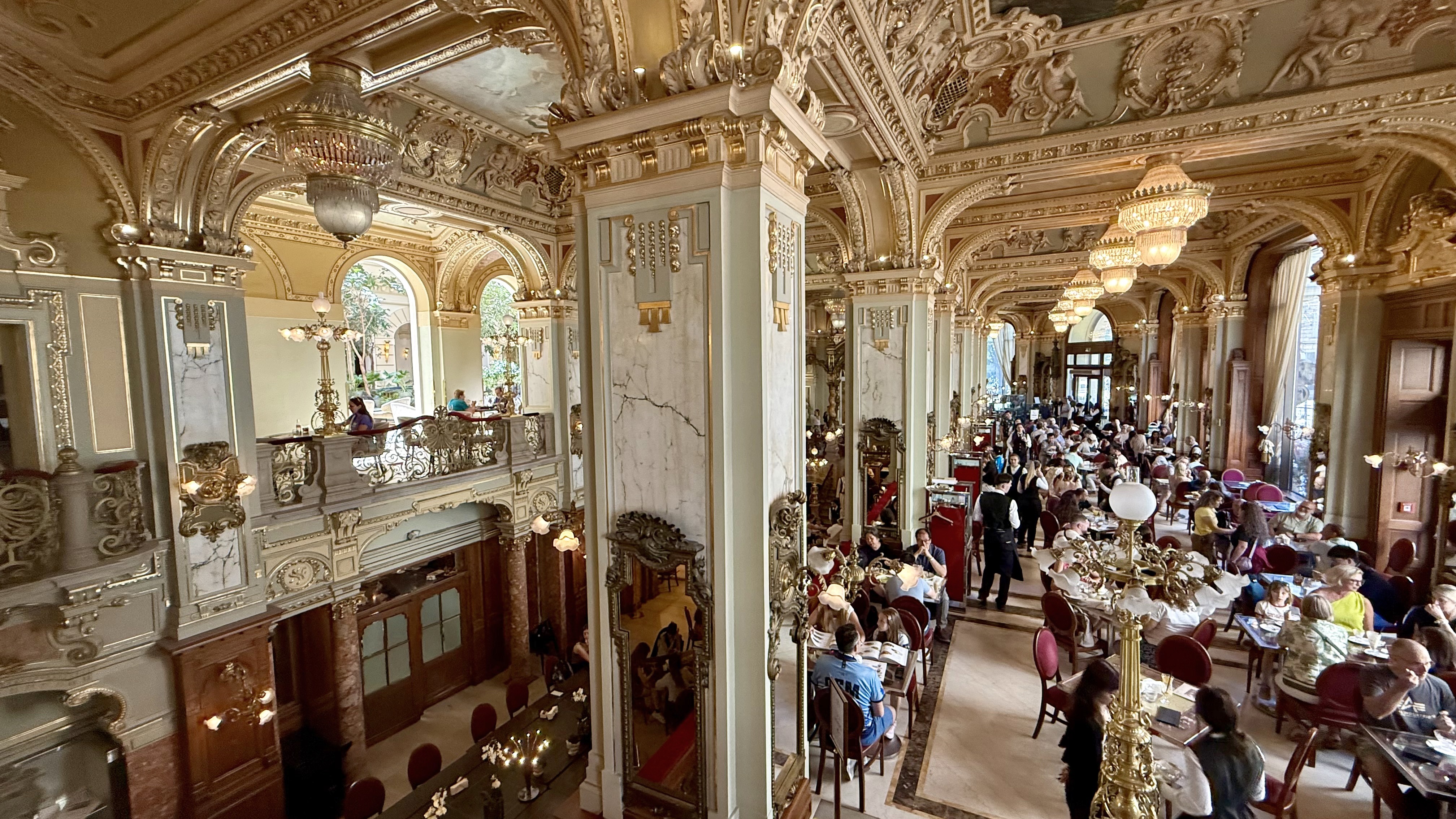 Cafeneaua unde turiștii stau și o oră la coadă. Este considerată cea mai frumoasă din lume și are prețuri pe măsură