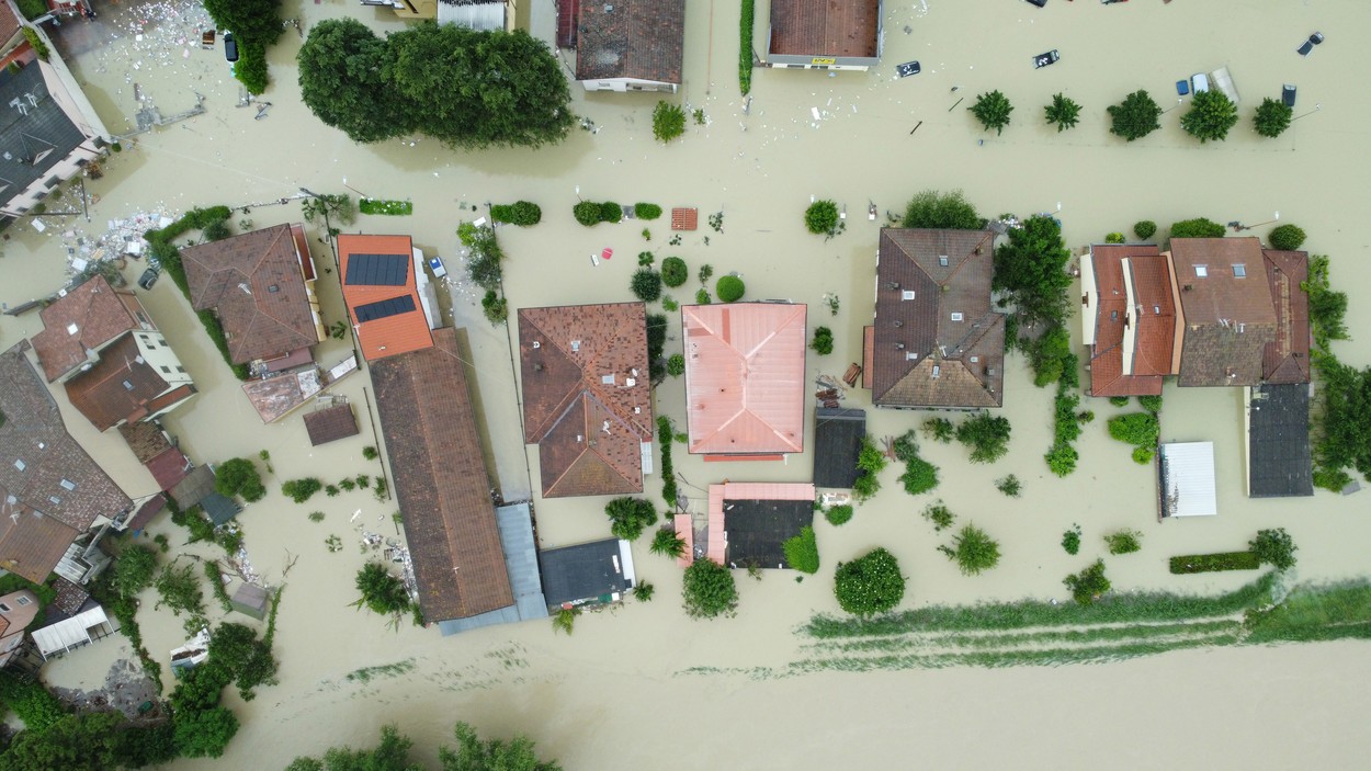 „Ceva nemaiîntâlnit în acest secol. Trebuie să ne pregătim, aceasta este criza climatică”. Italia caută o explicație pentru inundațiile catastrofale