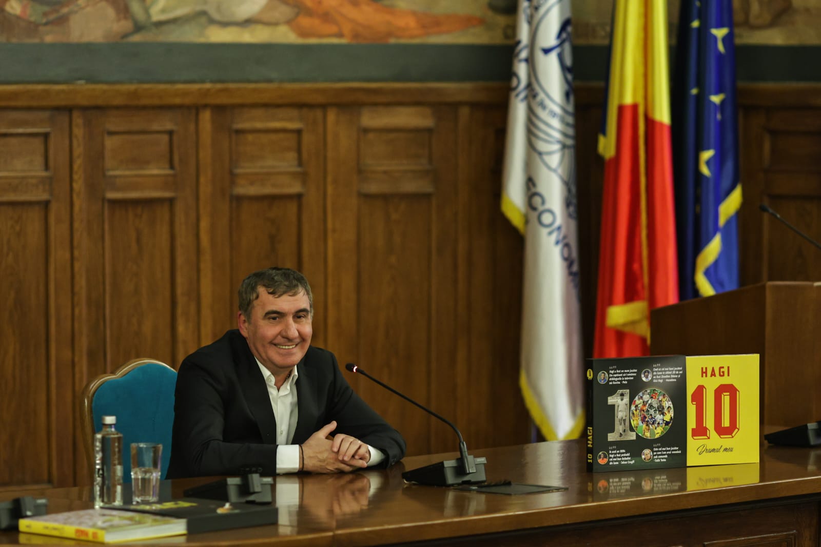 Gheorghe Hagi și-a lansat autobiografia, „Hagi - Drumul meu”. Legendele fotbalului românesc au stat la coadă pentru a obține un exemplar cu autograf