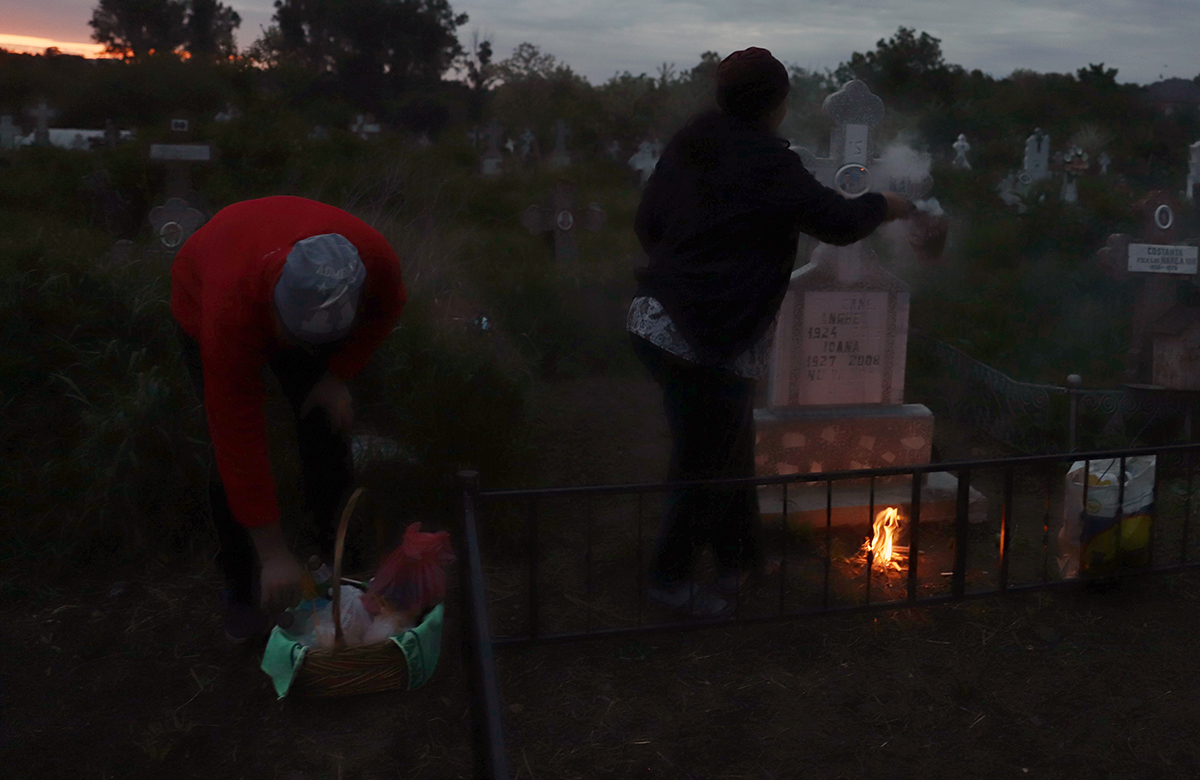 De ce aprind sătenii din Copaciu focul lângă morminte în Joia Mare. „Cu câțiva ani în urmă, aveai impresia că a luat foc cimitirul”