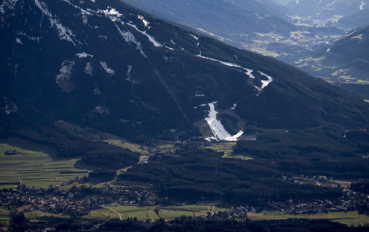 Pârtiile din Alpi, lipsite de zăpadă din cauza temperaturilor ridicate. Peisaj de toamnă și în Bucegi