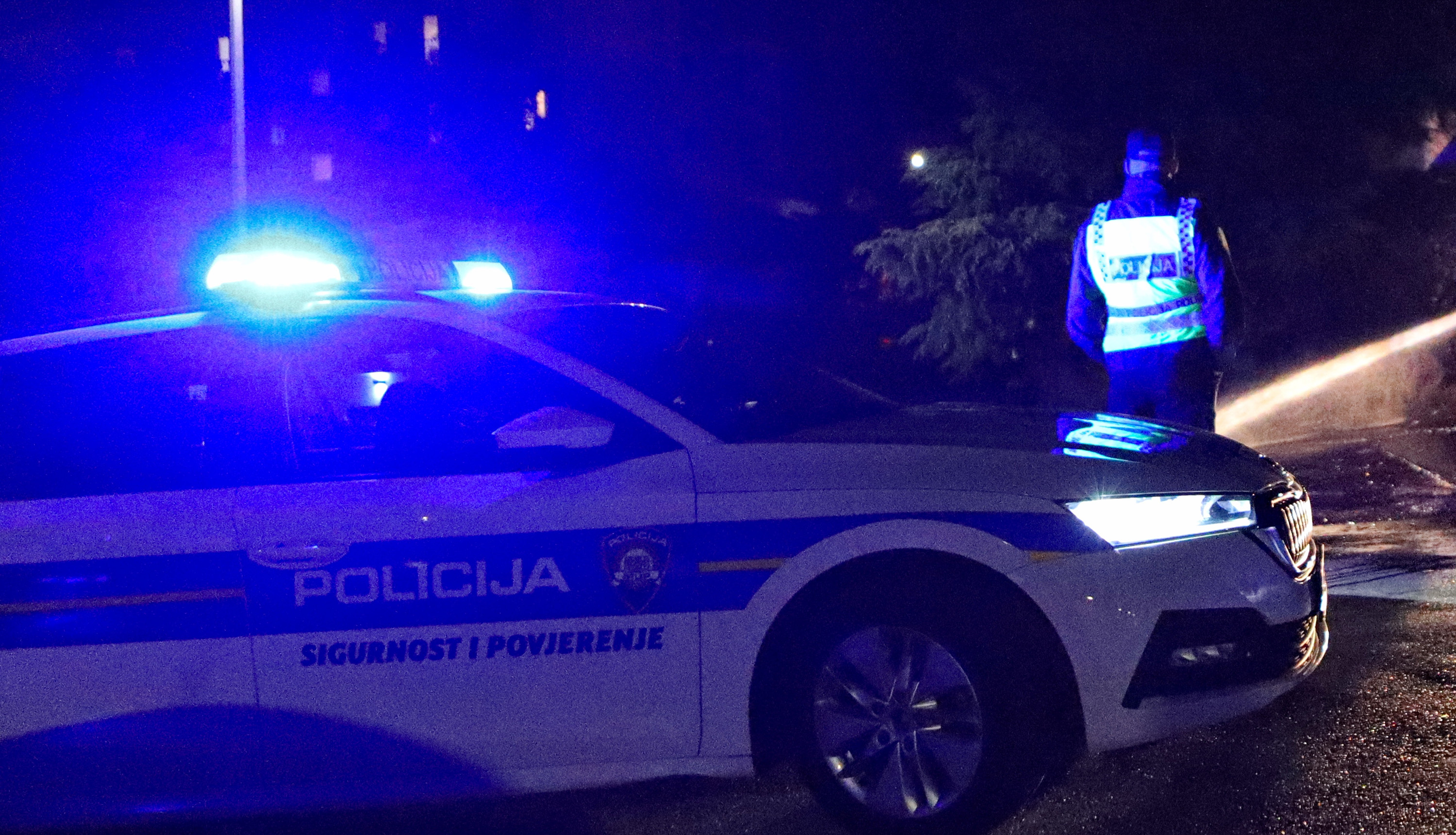 (FOTO) MUŠKARAC PRETI DA ĆE AKTIVIRATI BOMBU! Opsadno stanje u Velikoj Gorici: Specijalci opkolili čitavo naselje