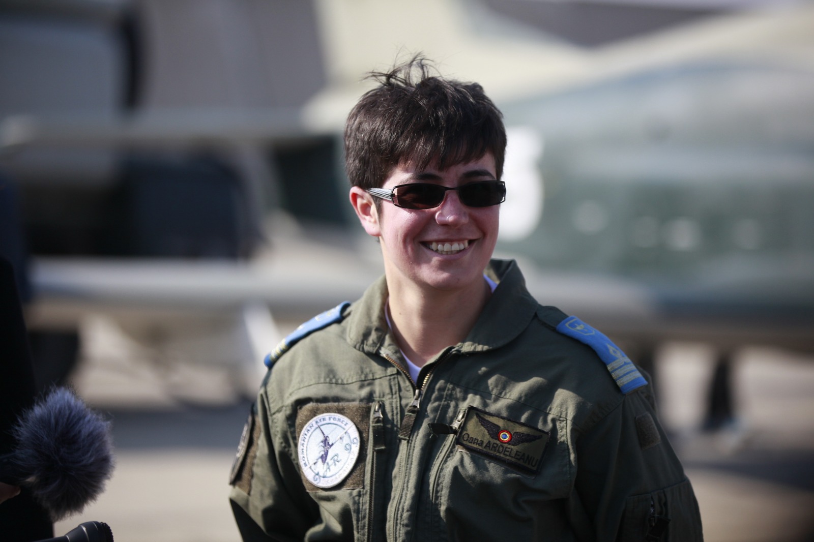 GALERIE FOTO/ Ea este prima femeie din România care a ajuns instructor pe un avion cu reacție. Oana Ardelean a decis să devină pilot încă din clasa a VII-a