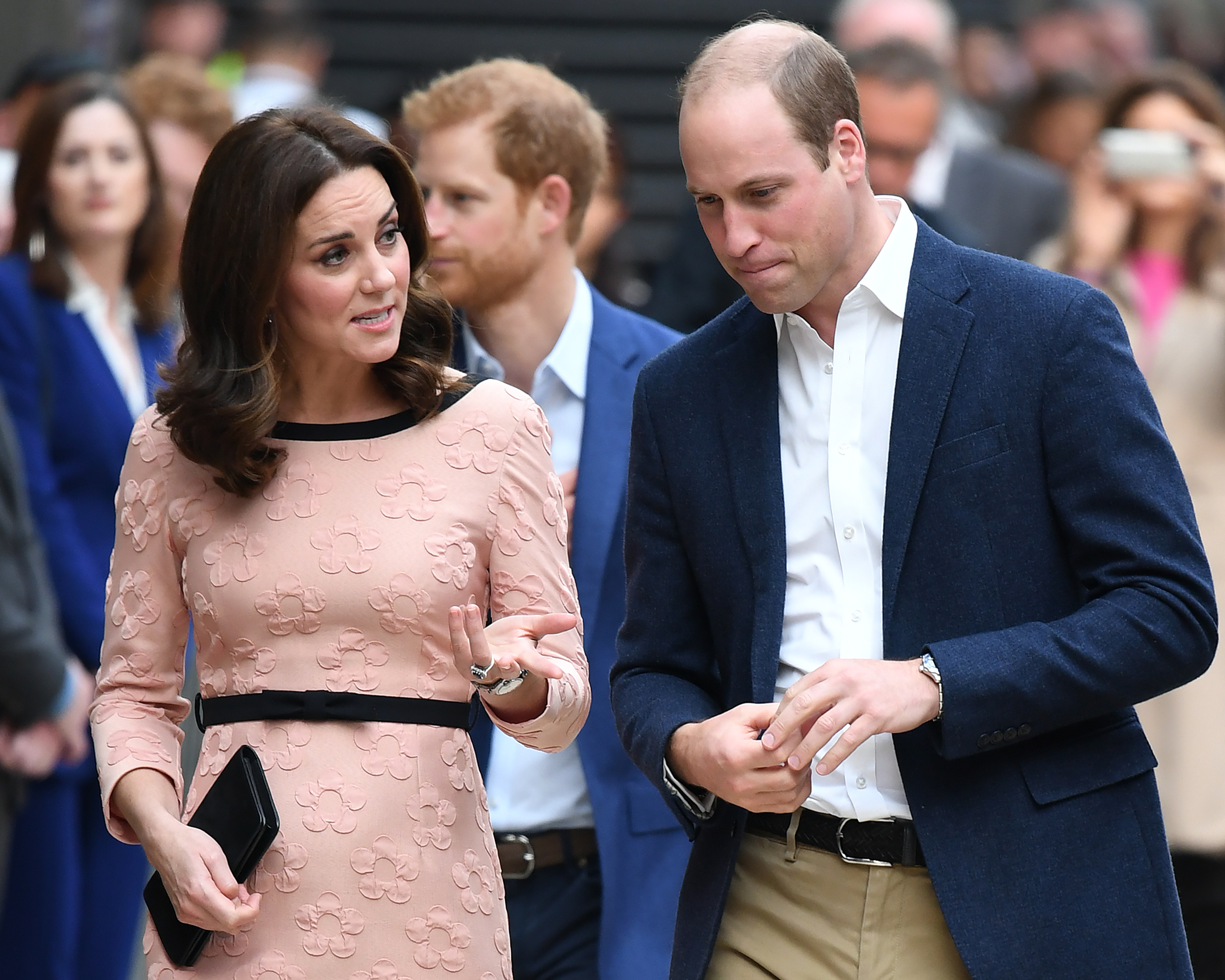 FOTO| Moment unic: Kate Middleton, însărcinată, a dansat cu Ursulețul Paddington în mijlocul străzii