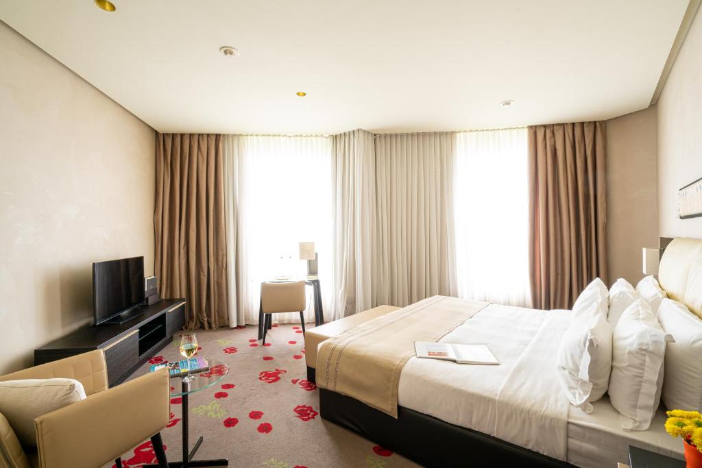 La TVR nu e austeritate. Șeful instituției, Dan Turturică, a călătorit de la București la Chișinău cu zbor la business class și a avut cazare la hotel de cinci stele. Reacția TVR