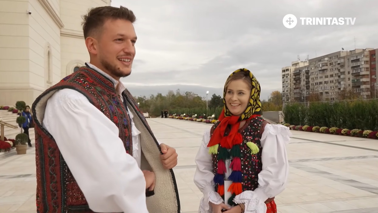 Cerere în căsătorie la Catedrala Națională. Cine sunt Măriuca și David, tinerii în costume populare care s-au logodit după slujbă