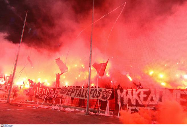 Război în Grecia: meciul PAOK - Olympiacos a fost abandonat. ^Fanii au intrat pe teren! Antrenorul oaspeților a fost lovit / VIDEO
