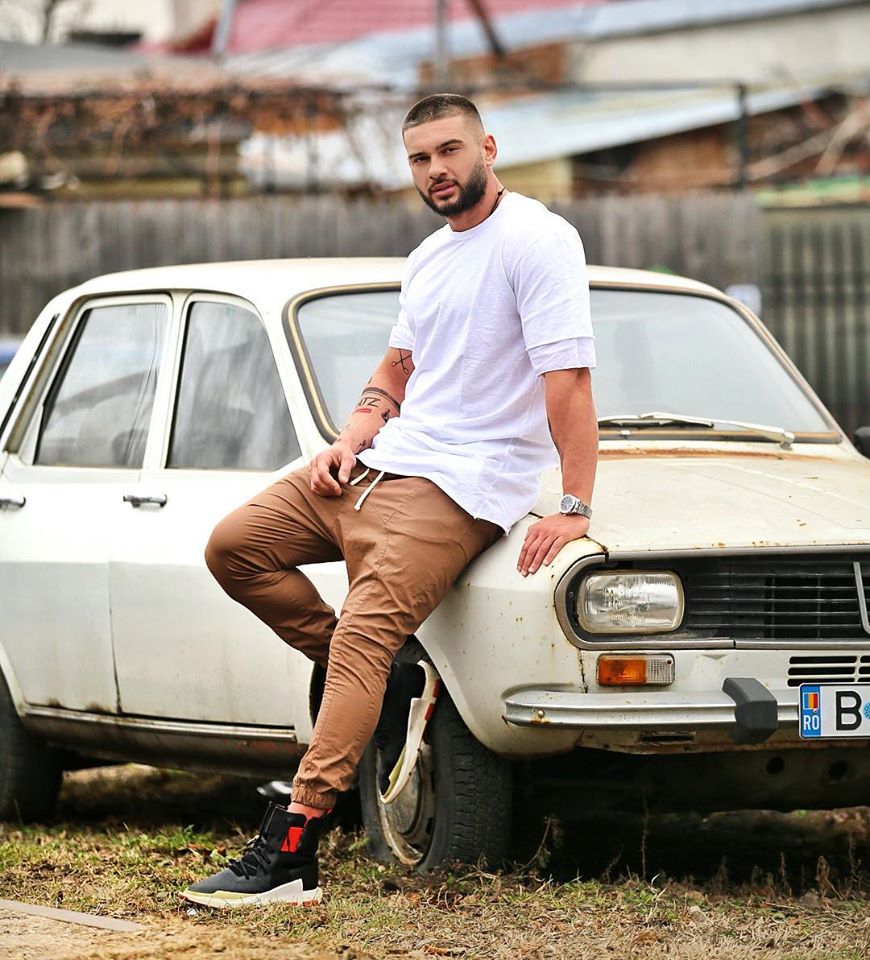Astăzi conduc limuzine însă nu pot uita primele lor ”autoturisme” Ce mașini au condus vedetele cândva!
