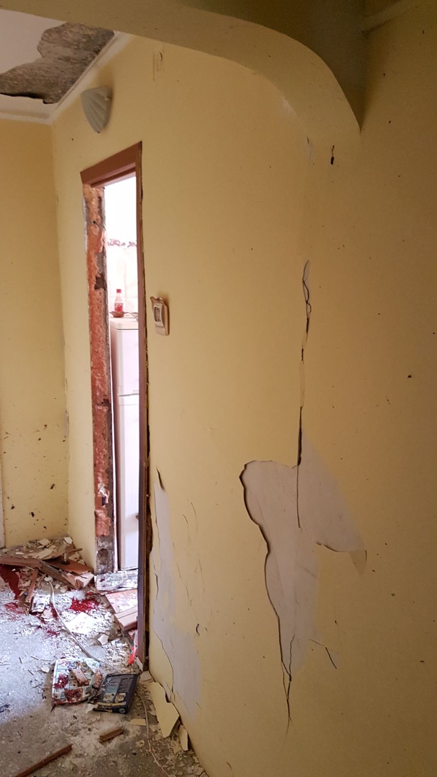 FOTO/ Explozie într-un bloc din Piatra Neamț. 20 de locatari au fost evacuați. O persoană a ajuns la spital