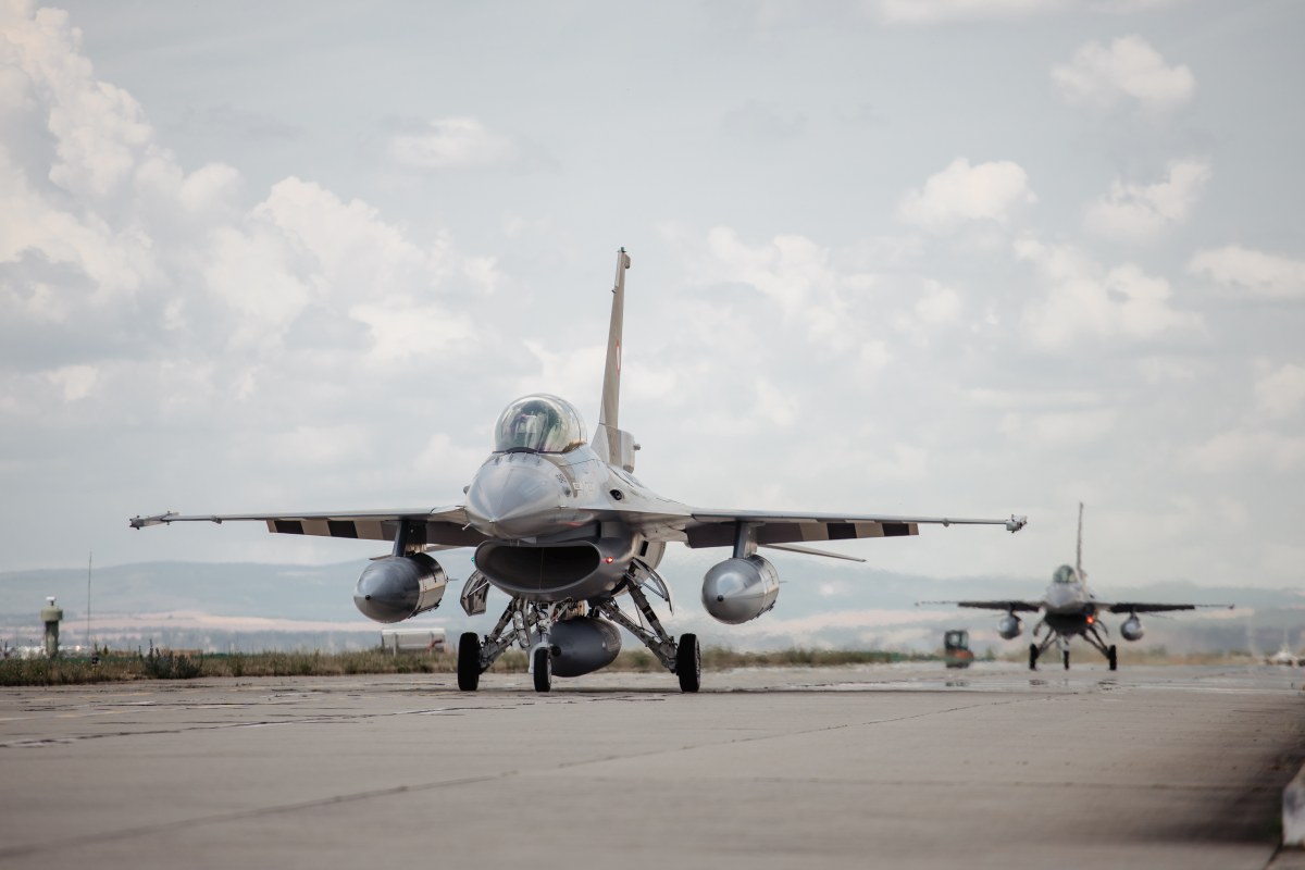 Alte trei avioane F-16 cumpărate din Norvegia au ajuns în România. Cât au costat avioanele care fac tranziția spre F35