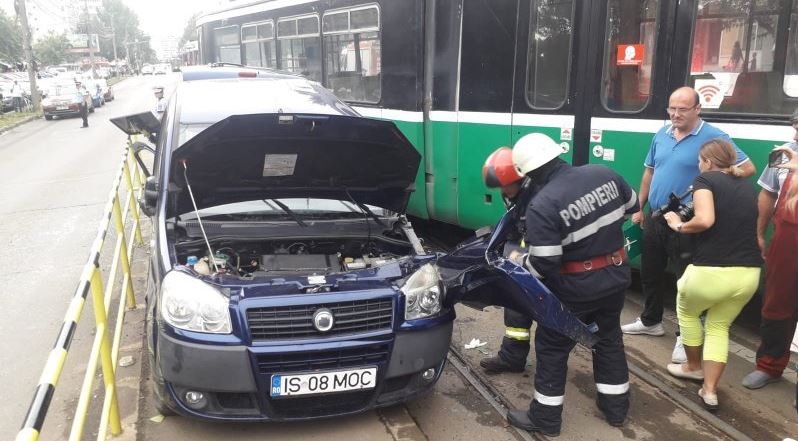 Un tramvai a deraiat în Iași, după ce un șofer i-a tăiat brusc calea. Accidentul, surprins de camere