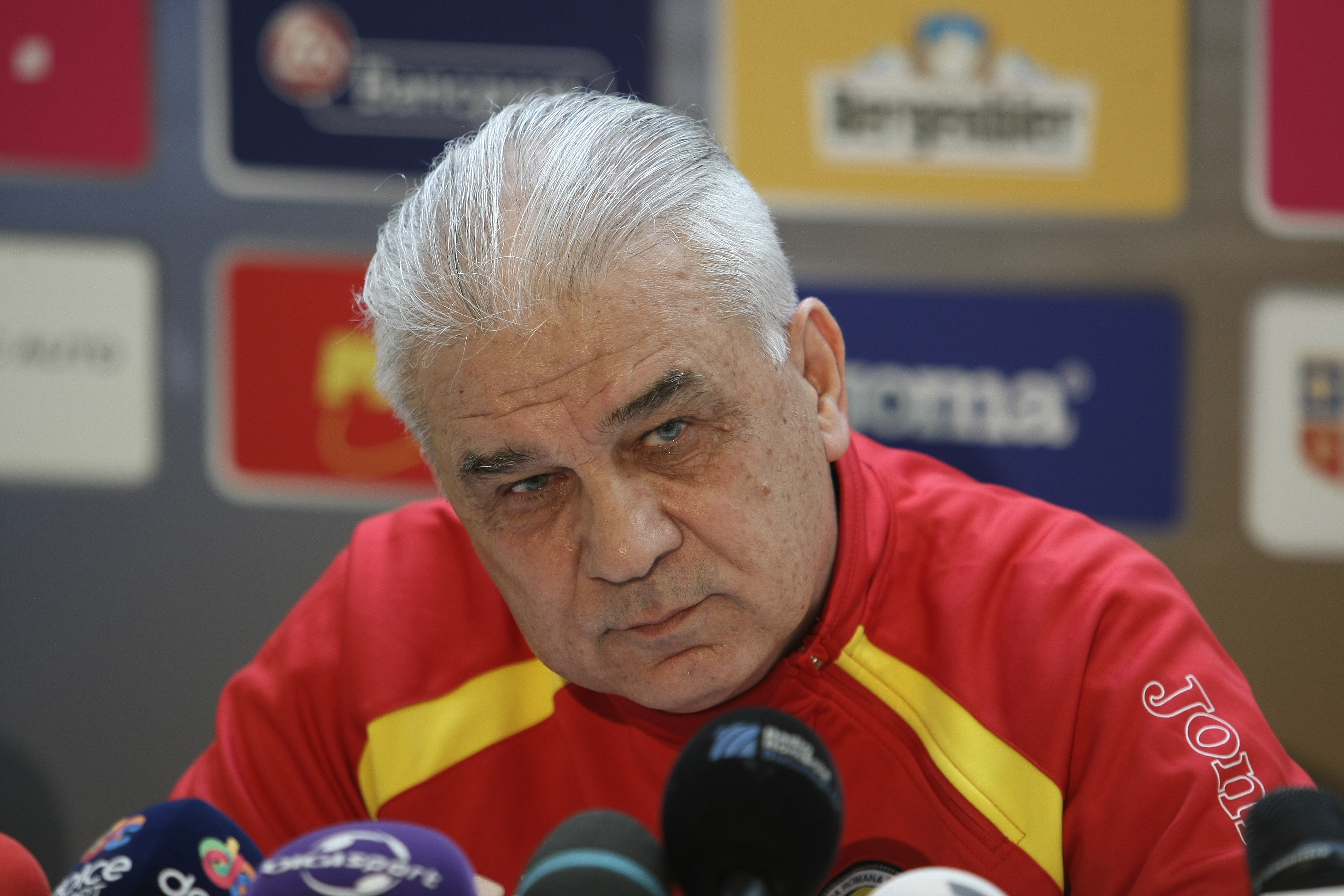 PRELIMINARIILE EURO 2016, ROMÂNIA - GRECIA (luni, ora 21.45, TVR 1) / Puiu e nervos. A plecat brusc din conferința de presă. Nu știe dacă va fi lăsat la cârma naționalei, ^dacă va califica echipa la turneul final din Franța. Ce au declarat tricolorii la Mogoșoaia / GALERIE FOTO