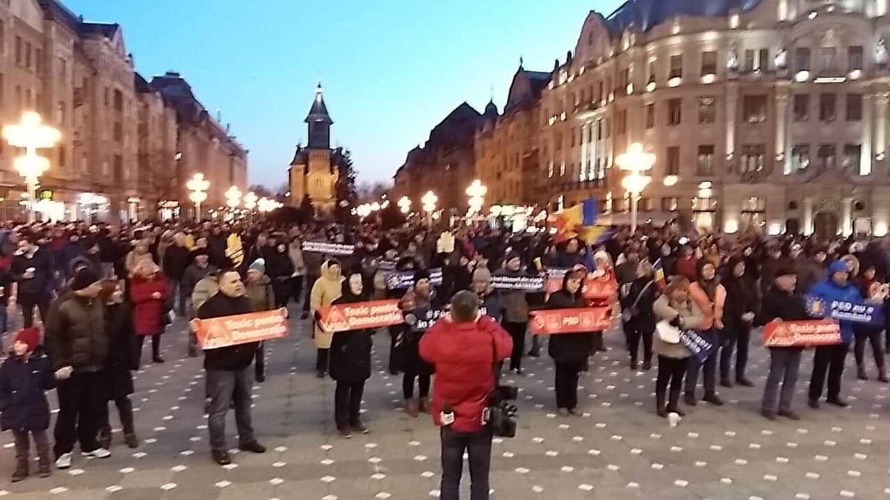 VIDEO/ Proteste în București, în fața Guvernului, și în principalele orașe din țară. Cioloș și Barna, prezenți în Piața Victoriei