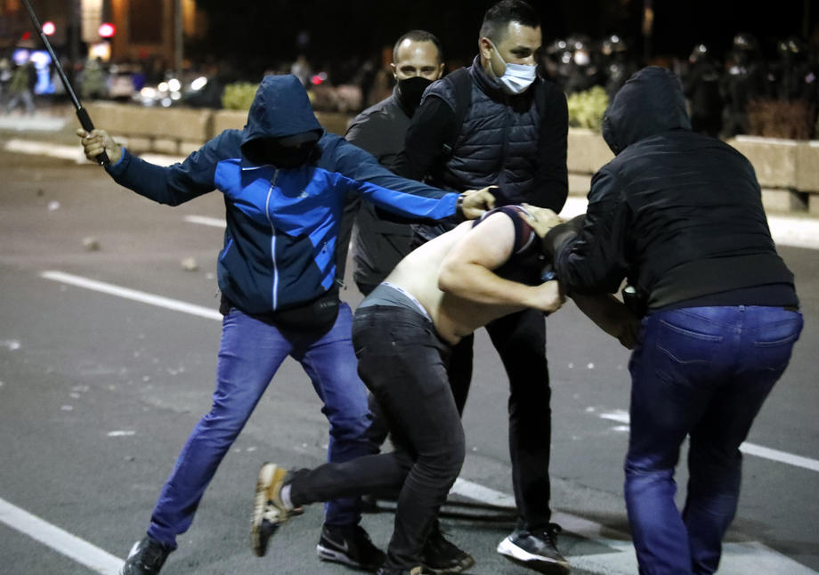 Proteste violente la Belgrad, după ce s-a decis reluarea stării de urgenţă din cauza COVID-19. Oamenii au intrat în clădirea Parlamentului