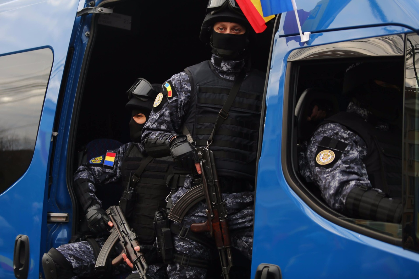 GALERIE FOTO/ Mii de timișoreni au înfruntat frigul să vadă parada militară. Și aici oamenii au huiduit discursul transmis de Viorica Dăncilă
