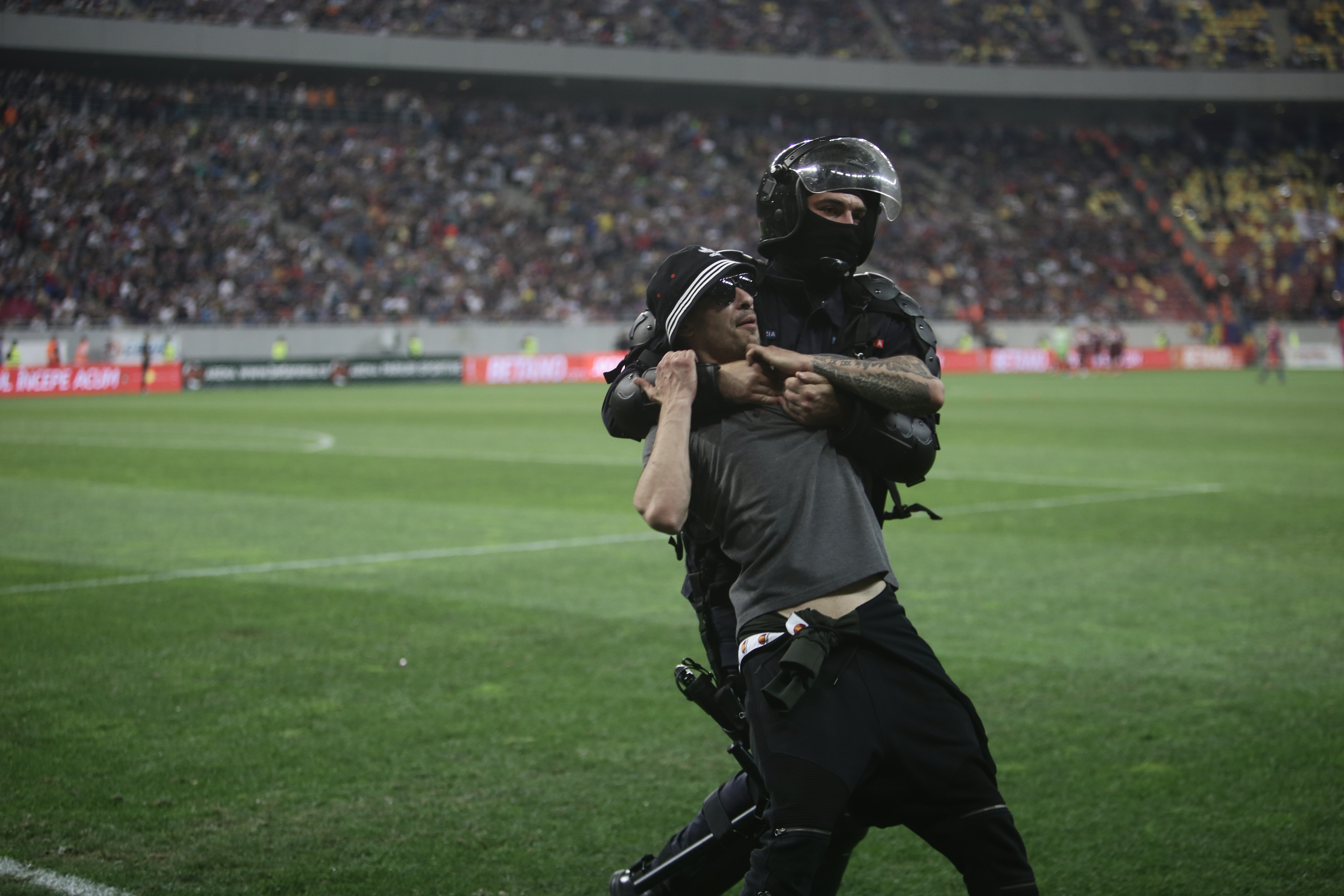 Incidente la meciul Steaua - Rapid. Mai mulți copii, în mijlocul confruntărilor / GALERIE FOTO