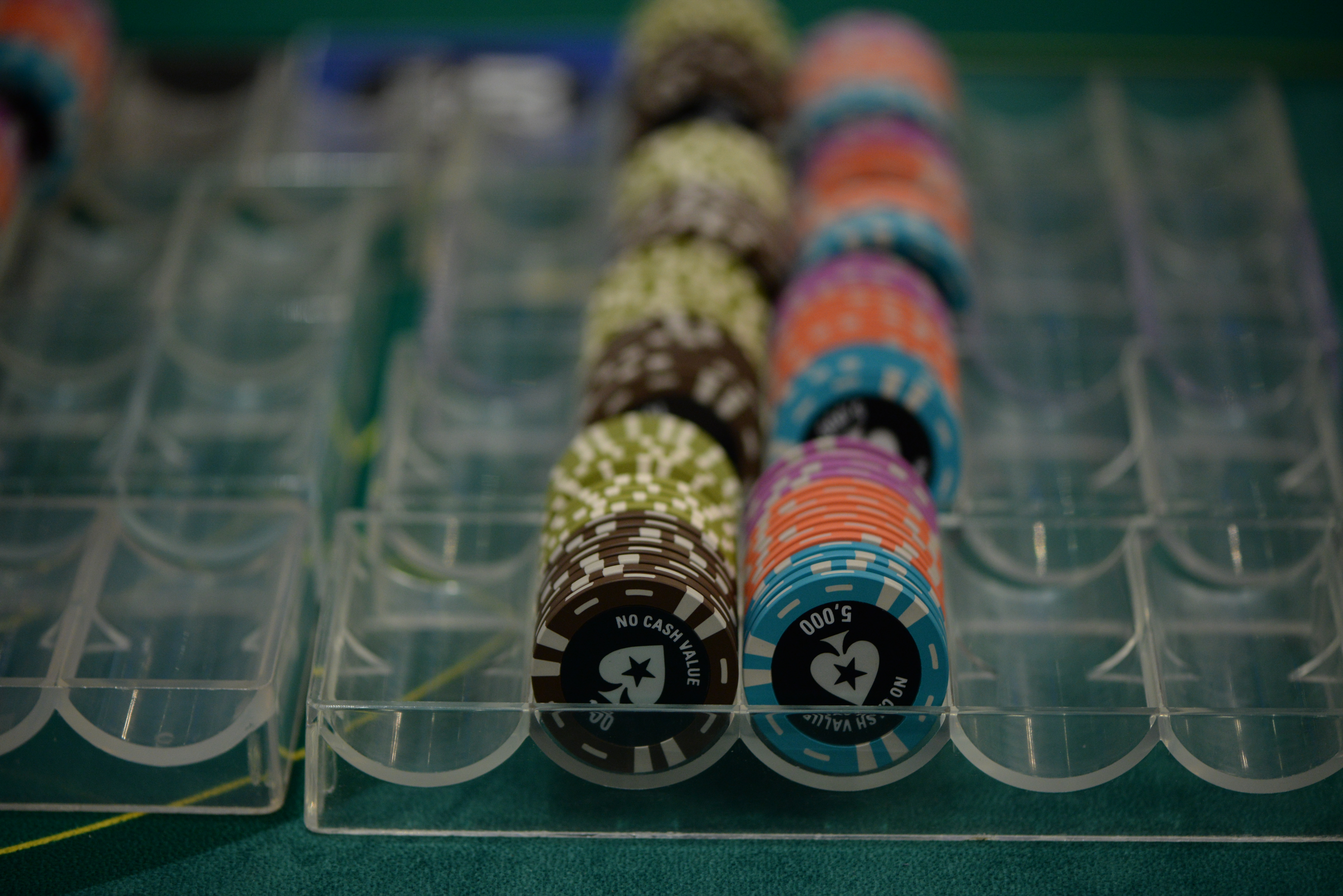 2.000 de români trăiesc din poker. Stau câte 10-12 ore la laptop și produc până la 10.000 de euro pe lună / GALERIE FOTO