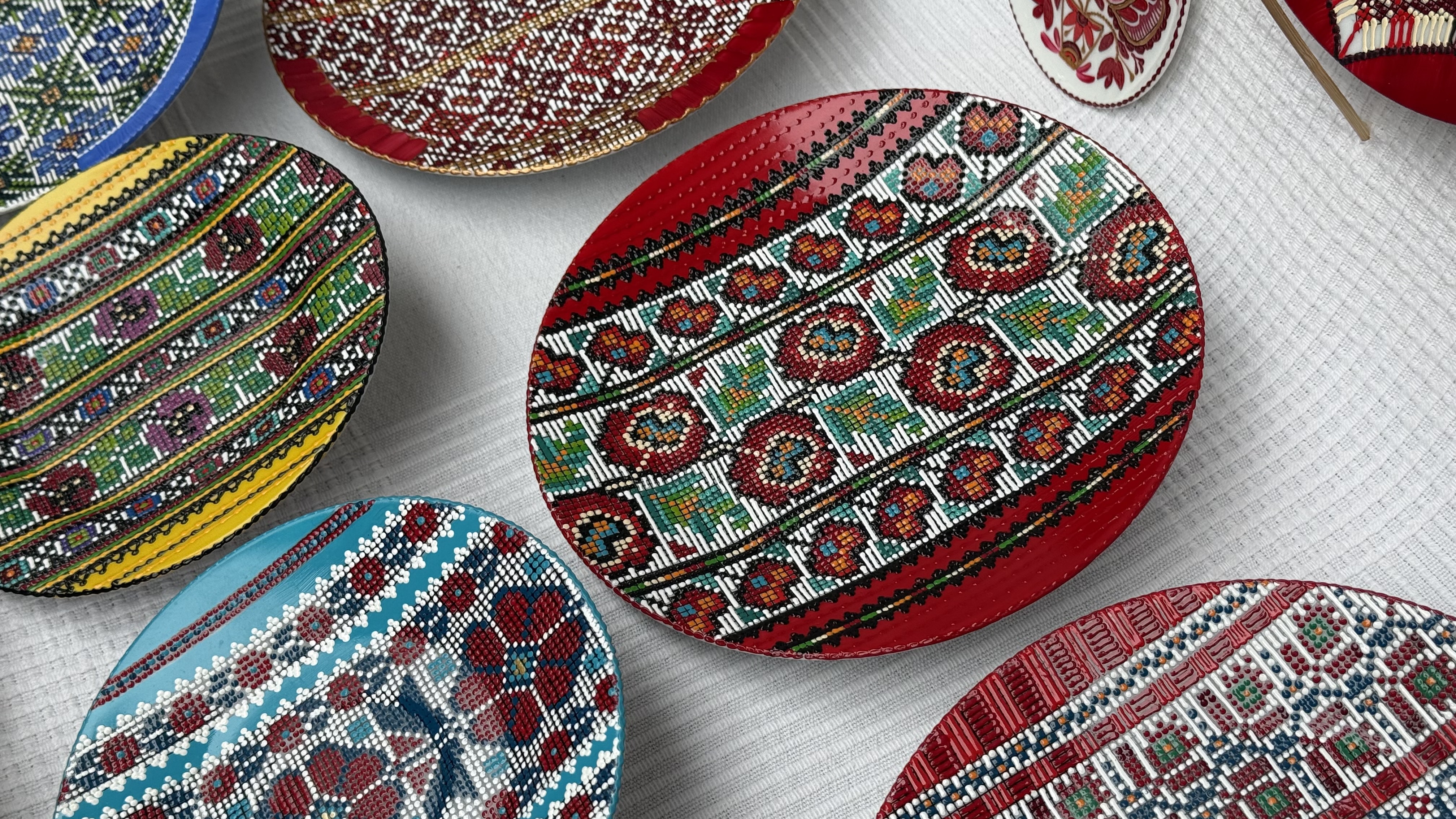 „Esență de Românie într-o farfurie”. Peter Brâncoveanu și broderiile pictate pe ceramică: „50 de lei sau 10 euro! Am și Revolut”