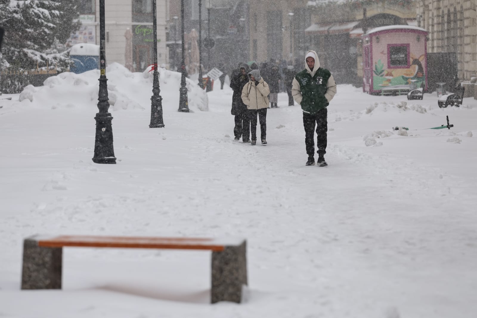 Codul galben de ninsori și viscol a făcut prăpăd în mai multe județe: copaci rupți și mașini distruse în București, drumuri închise sau restricționate în 16 județe | VIDEO