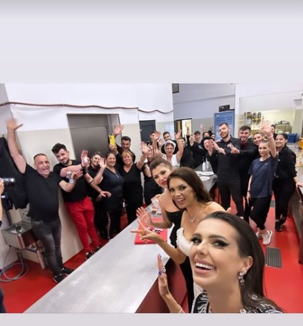 Cristina Spătar s-a căsătorit religios cu Vicențiu Mocanu. Cum a arătat cântăreața în rochia de mireasă de 10 kilograme