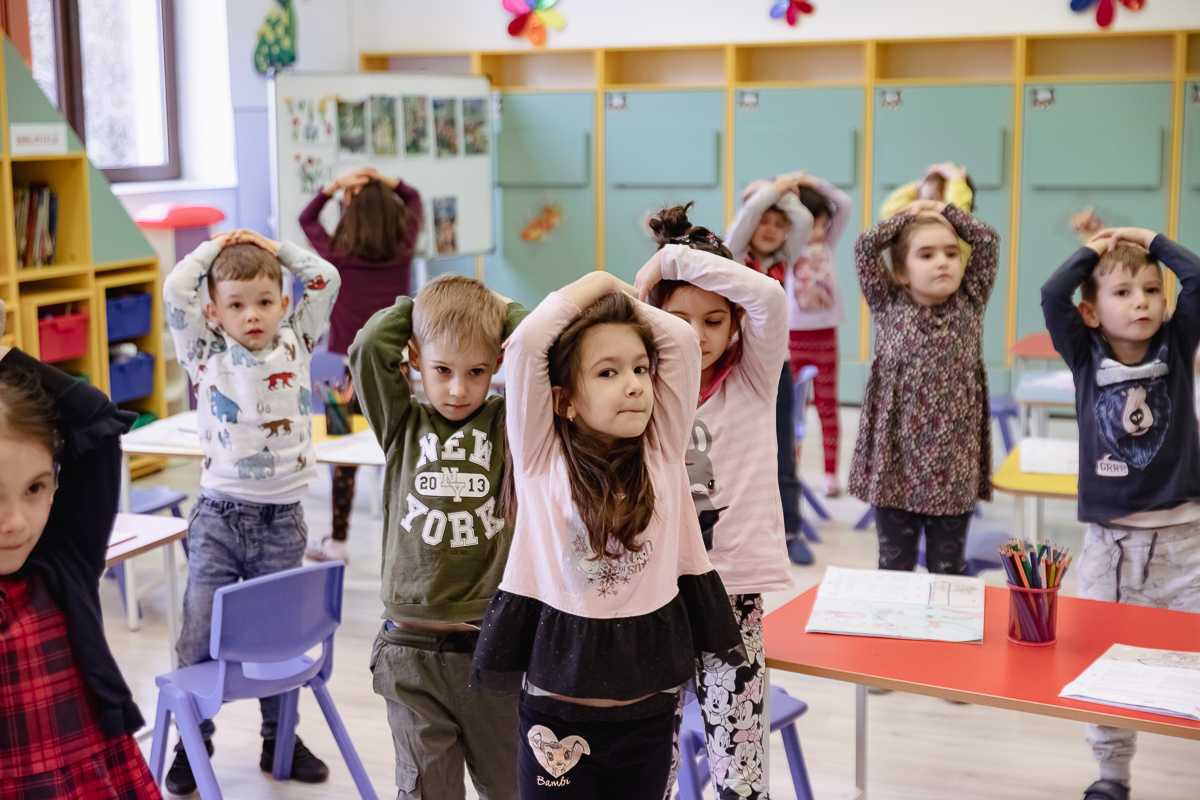REPORTAJ. O tânără din București învață mii de copii și profesori ce trebuie să facă în caz de cutremur și cum să ofere primul ajutor. „Incendiul din Colectiv mi-a schimbat viața”