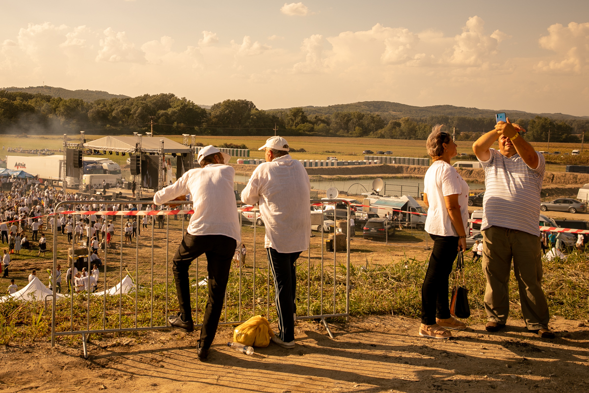 O mireasă și două nunți. Cum a petrecut poporul în vale, iar ceilalți invitați, în deal, la căsătoria „domnului AUR”, George Simion