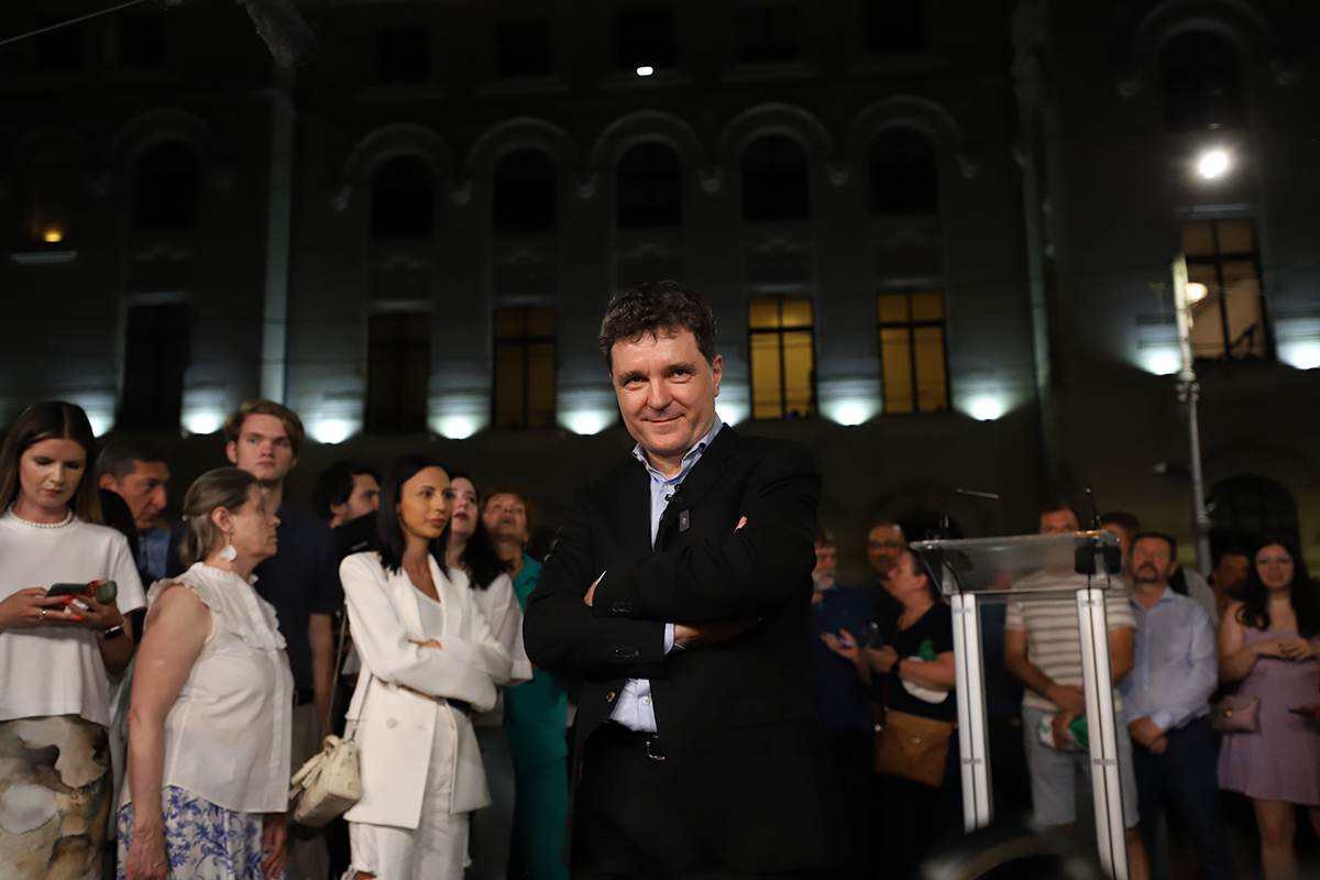 REPORTAJ Noaptea prin București când Nicușor a devenit Nicu. Alături de edilul Capitalei, în mijlocul voluntarilor și al bucureștenilor ieșiți pe răcoare la plimbare