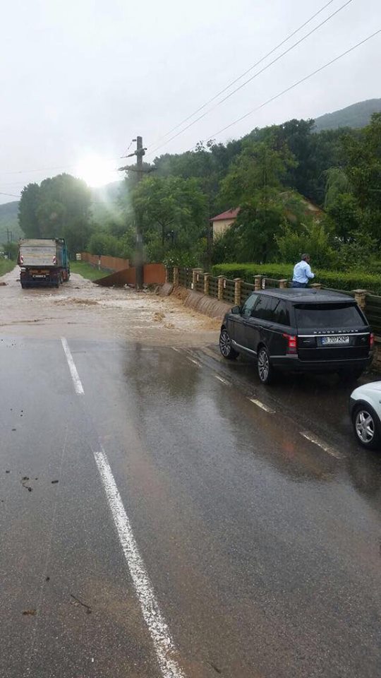 Prăpăd din cauza inundațiilor în șase județe din țară. Zeci de locuințe au fost invadate de ape | FOTO ȘI VIDEO