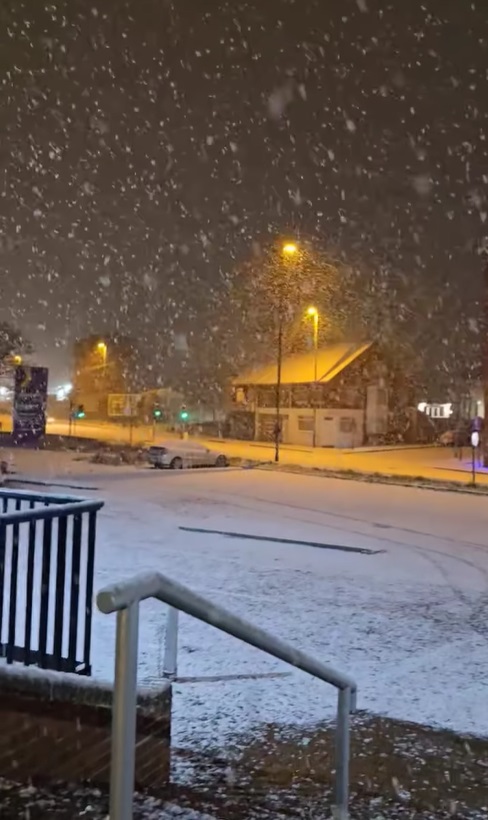 Cum au reacționat românii din Anglia când au văzut că ninge neîncetat în noiembrie: „O să fie nebunie”. Video